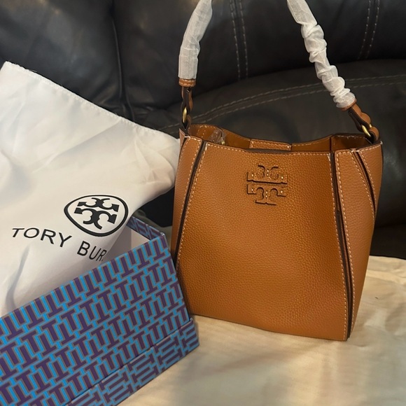 Tory Burch Handbags - Tory Burch Women’s Tan Pebbled Bucket Bag
